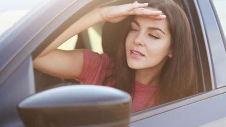 Estos son los 3 consejos imprescindibles para conducir con sol este verano