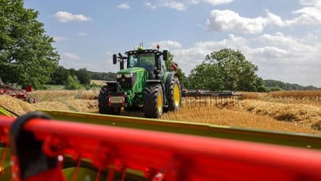 Unfall: Junge Frau kippt mit Trecker um - erst nach Stunden befreit