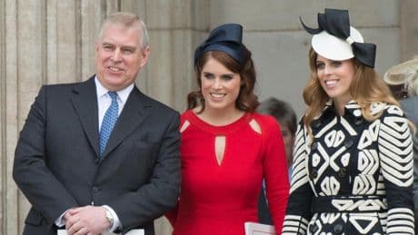 Horrorweek prins Andrew compleet: ’Dochters Beatrice en Eugenie diep beschaamd door biografie over hun vader’