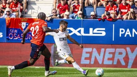 Gayà sigue haciendo historia en el Valencia en uno de sus días más difíciles