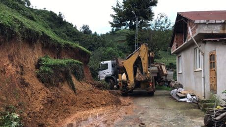 Rize'yi sağanak vurdu! Bazı ilçelerde heyelan meydana geldi