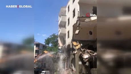 Esenyurt'ta yıkımı yapılan bina bir anda çöktü
