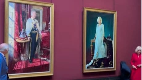 Carlos y Camila descubren sus nuevos retratos para conmemorar el segundo año de su coronación
