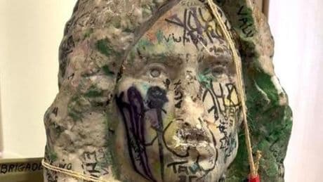 Hallado por casualidad el busto de Jim Morrison robado hace 37 años del cementerio francés de Père Lachaise
