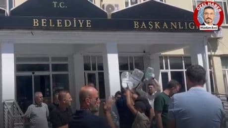 MHP’li siyasetçi su isteyen vatandaşların üzerine yürüdü, şoförü de yumruk attı