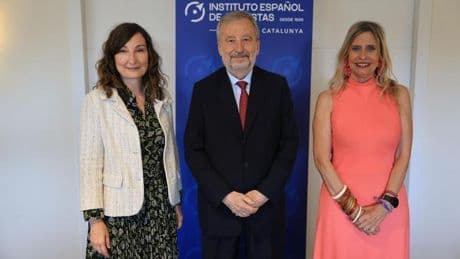 Tomás Muniesa, presidente de CaixaBank, recibe la insignia de oro del Instituto Español de Analistas