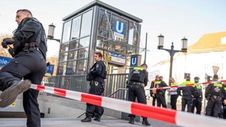 Mann in U-Bahnhof erstochen – Polizei schießt Angreifer nieder