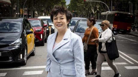 Stella Li, la estratega silenciosa de los coches chinos BYD que comenzó vendiendo baterías para móviles y ha conseguido destronar a Elon Musk