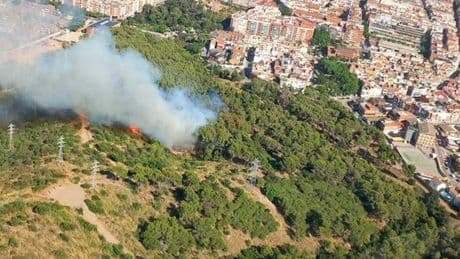 Los bomberos luchan “con contundencia” contra un incendio forestal en Viladecans