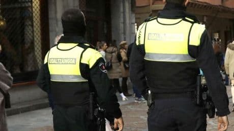 Piden 3 años a la mujer que agredió a un policía por identificar a un mantero en Bilbao