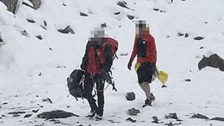 Teenager in Shorts auf Schnee-Gipfel - Neuer Trend schockiert selbst Bergretter