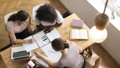Educación convoca 2.431 becas de 2.000 euros para universitarios que quieran compatibilizar estudios e investigación