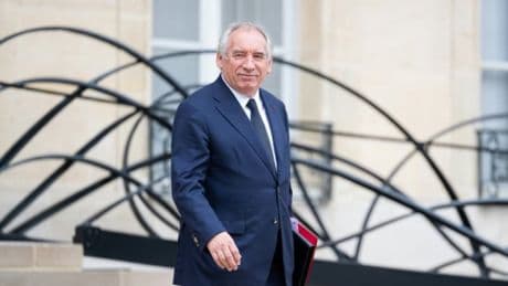 "Ça l'occupe matin, midi et soir": pourquoi François Bayrou se fait-il aussi discret ces derniers jours?