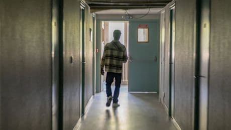 In verlassenen Häusern vegetieren die illegalen Migranten vor sich hin