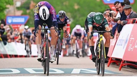 Marianne Vos pakt met minimaal verschil tweede etappezege in Vuelta Femenina