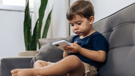 « Ma fille vit à travers son portable, ça me rend malade »: interdire ou réguler les écrans, un « challenge au quotidien » pour les parents