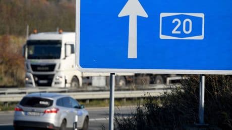 Unfälle: Reisebus fährt auf A20 gegen Auto - Fahrgäste unverletzt