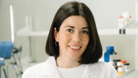 Míriam Freixa, farmacéutica: “Un cabello bien cuidado es más fácil de mantener y estilizar, y nos permite espaciar los cortes, conservando el largo que deseamos”