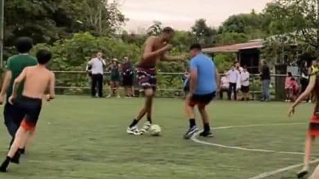 NBA : quand Wembanyama prend du bon temps en jouant au football au Costa Rica (vidéo)