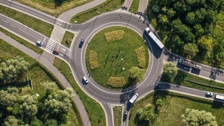 El peligroso cruce de carril que realiza un vehículo para salir de una rotonda en Madrid: “Es tremendo lo que estamos viviendo”