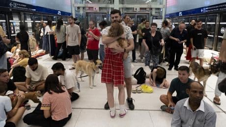 España prepara una inminente salida de turistas españoles varados en Israel por la escalada con Irán