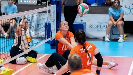 Zitvolleybalsters pakken zilver bij EK na kansloze 3-0 nederlaag in finale tegen Italië