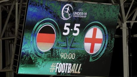 Van 5-1 naar 5-5 in een dol kwartier: Duitsland en Engeland spelen knotsgekke wedstrijd op EK onder 19