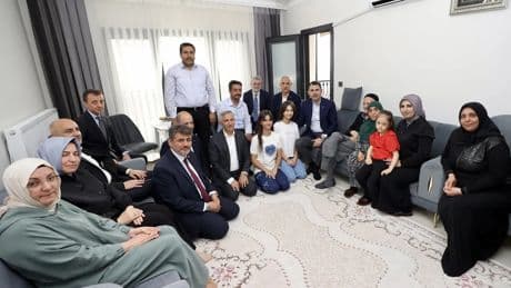 Bakan Kurum’dan depremzede aileye ziyaret! “Her ev huzura kavuşana kadar yanınızdayız”