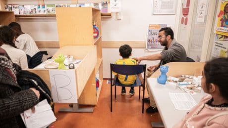In deze wijken in Amsterdam begint vaccineren met samen eten en wantrouwen overwinnen