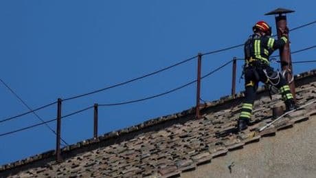 Papst-Wahl im Vatikan: Feuerwehr installiert Schornstein auf der Sixtinischen Kapelle