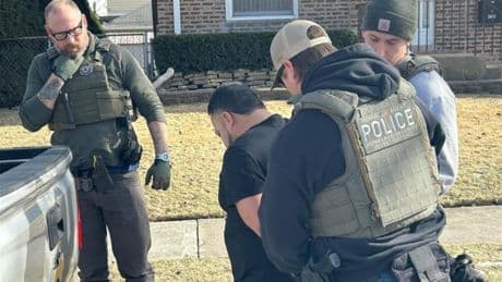 Las consecuencias de interferir con la política de Trump: el FBI detiene a una jueza por obstruir el arresto de un inmigrante