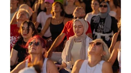 İzmir’de güneşi yoga ile uğurladılar