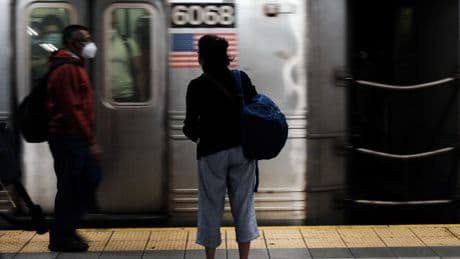 États-Unis : un homme poussé sur les rails du métro new-yorkais survit à sa chute