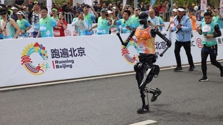 Çin'de insansı robotlar insanlarla birlikte yarıştı