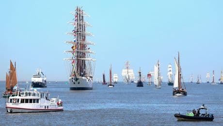 "Sail" 2025 Bremerhaven: Segelschiff gerät in Brand bei Parade – Verletzte