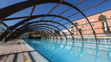Sevilla retira la cubierta de la piscina del Centro Deportivo Entreflores para garantizar la seguridad