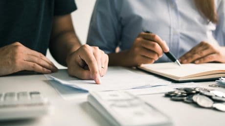 Assurance-vie, Livret A, PEL, actions… Où les Français placent-ils vraiment leur argent ?