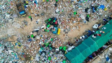 Lait maternel, sols: une étude confirme l'omniprésence des microplastiques, de l'environnement à l'Homme
