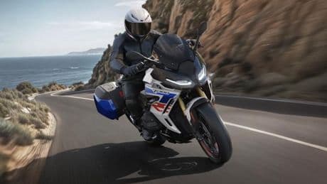 Bmw R 1300 RS, ora è più dinamica. Motore boxer e manubrio avanzato per una guida più sportiva