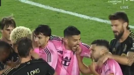 Está recorriendo el mundo: ¡tangana entre jugadores y mordisquito de Suárez a Jordi Alba!