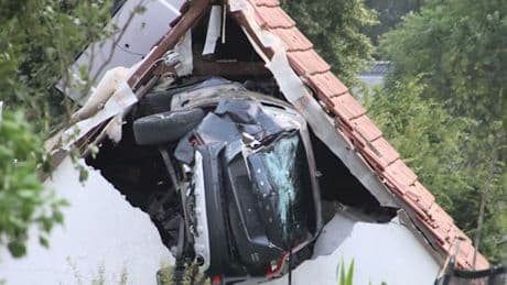 Auto kracht in Scheune – Siebenjähriger auf Trampolin lebensgefährlich verletzt