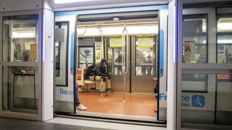 Paris : face à la polémique, la RATP rétropédale sur la taille des valises autorisées dans le métro