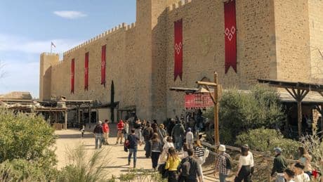 Hospitalizados cinco trabajadores del parque Puy du Fou tras volcar un coche de atrezzo durante un espectáculo