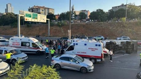 TEM’de servis aracı devrildi, çok sayıda yaralı var