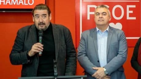 Un alcalde del PSOE de Guadalajara tira a la basura una placa de Santos Cerdán: "No a los corruptos y puteros"