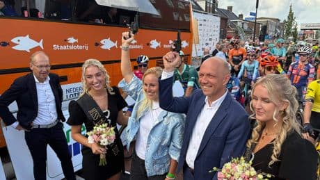 Nieuwe Nederlandse tourvedette Thymen Arensman scoort in Surhuisterveen