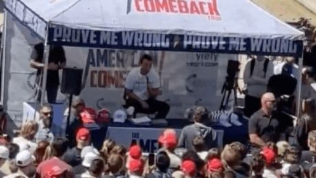 Trump-Unterstützer Charlie Kirk in Utah auf Bühne niedergeschossen