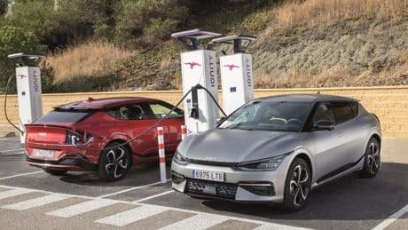 Marta Negri, investigadora: “Los coches eléctricos de batería en Europa están reduciendo sus emisiones más rápido de lo que esperábamos y superan a todas las demás tecnologías, incluidos los híbridos”