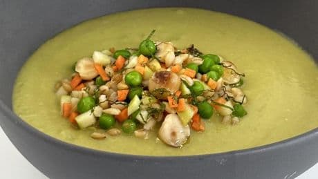 Crema de guisantes con picada de cebada, una receta sencilla y sabrosa para comer bien