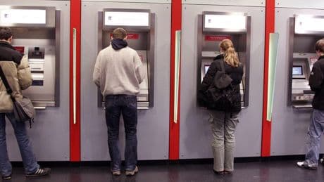 Verbraucherzentrale deckt auf: Banken und Sparkassen tricksen bei Zinsen
